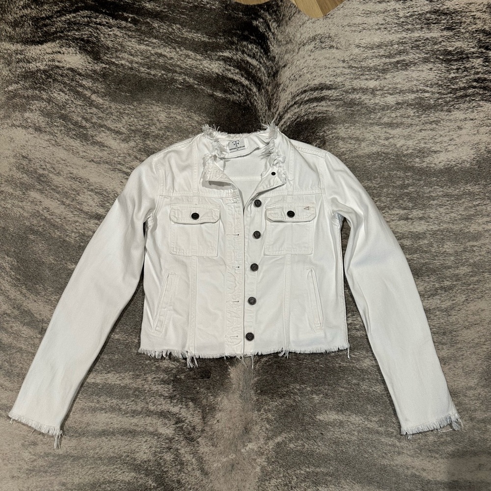 Chic White Denim Jacket with Frayed Hem